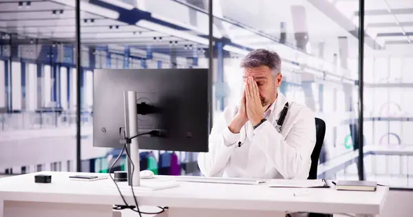 Sorglig Man Doktor Stress Och Smärta Vid Datorn — Stockfoto