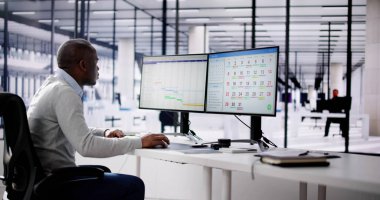 Çoklu Ekrandaki Gündem Planı 'na Bakıyoruz. Planlayıcı Kontrol ediliyor