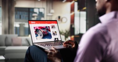 Laptop 'ta Haberler İzleniyor Evde Bilgisayar Ekranı