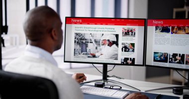 Dizüstü bilgisayardaki haber başlığını okuyorum. Çevrimiçi Web Sitesi