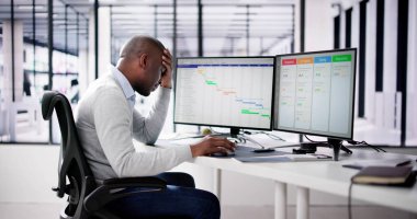 Dizüstü bilgisayardaki Kanban Proje Yönetimi Yazılımı. Dijital Takvim Zamanlaması