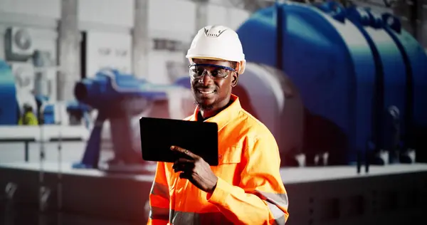 Ingegnere Africano Che Controlla Impianto Industriale Ispezione Osha — Foto Stock