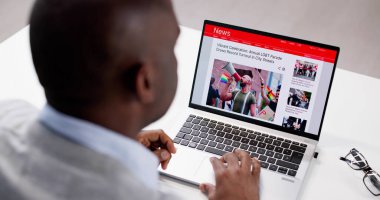 Dizüstü bilgisayardaki haber başlığını okuyorum. Çevrimiçi Web Sitesi