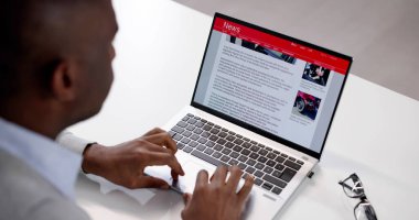 Dizüstü bilgisayardaki haber başlığını okuyorum. Çevrimiçi Web Sitesi