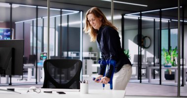 İş yerinde ya da ofiste koltuk değnekleriyle çalışan bir işçi. Rehabilitasyon Yararları