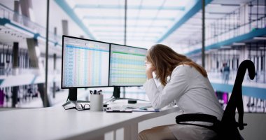 Mutsuz Tıp Doktoru Bilgisayarda Hesap Tablosu Yapıyor