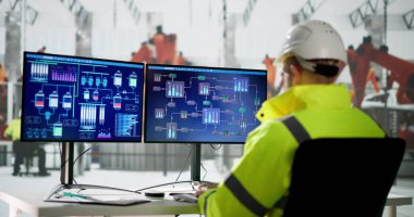 Otomatik Otomatik Otomatik Kurulum Hattı 'nda Bilgisayar kullanan Mühendis