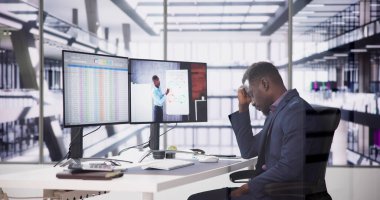 Sıkıcı Mutsuz Adam Çevrimiçi Sanal Ders Giyiyor