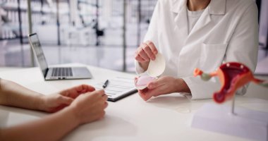 Jinekolog kadına diyafram gösteriyor ve Doğum Kontrolünü Açıklıyor