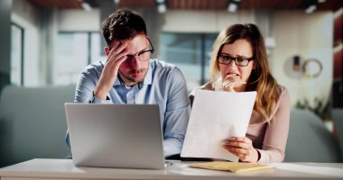 Borç ve para sıkıntısı çeken bir aile.