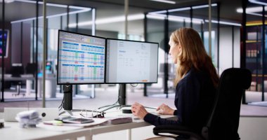 Bilgisayar Monitörlerinde Şirket Faturası Hesap Tablosu Kullanılıyor