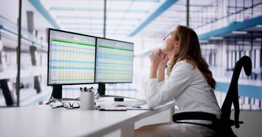 Mutsuz Tıp Doktoru Bilgisayarda Hesap Tablosu Yapıyor