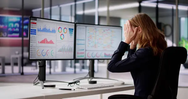 Nešťastná Ohromená Obchodní Žena Při Pohledu Palubní Desku Počítači — Stock fotografie