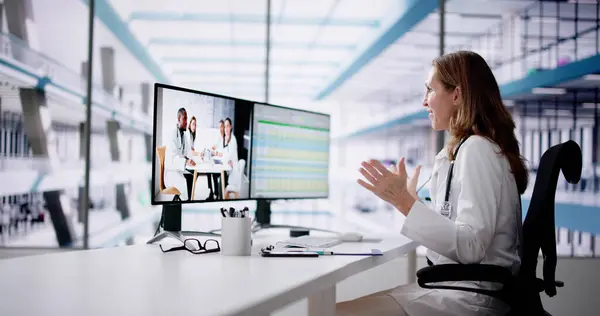 Arzt Nutzt Online Videokonferenztechnologie — Stockfoto
