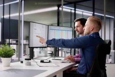 Bilgisayar Monitöründe Fatura Hesap Tablosuna Bakan Muhasebeciler