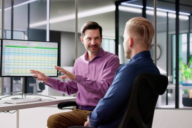 Ofisteki Erkek Çalışanlar Mola Verdi. Arkadaşlar konuşun.