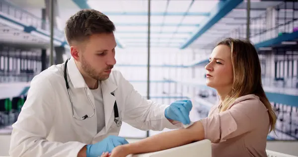 Krew Pacjenta Pobierana Przez Lekarza Ludzie Oddają Testują — Zdjęcie stockowe
