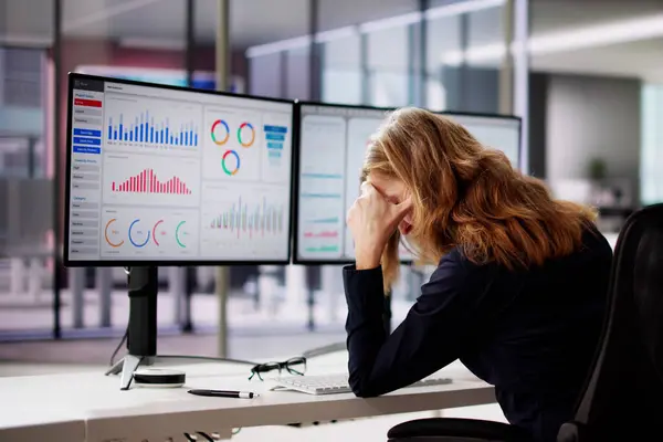 Olycklig Överväldigad Business Woman Tittar Instrumentpanelen Datorn — Stockfoto