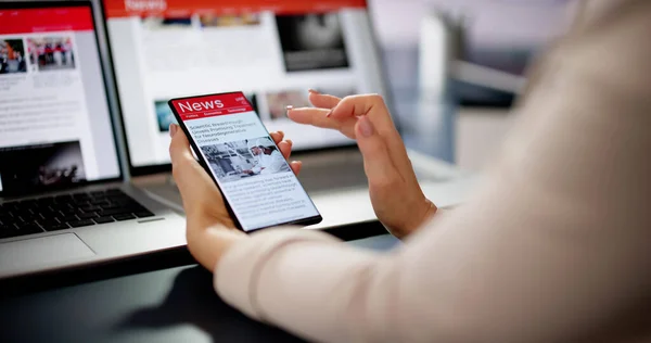 Online Nachrichtenartikel Auf Handy Und Laptop Ansehen Elektronische Zeitung — Stockfoto