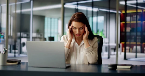 Mujer Enferma Estresada Empleada Computadora Oficina —  Fotos de Stock