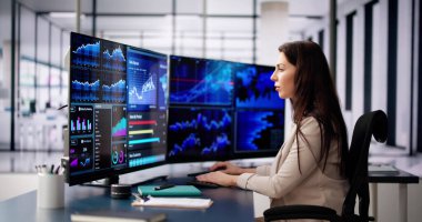 KPI İş Analitik Veri Kontrol Paneli. Analizci Bilgisayar Kullanıyor