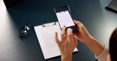 Akıllı Telefon Tarayıcı Uygulaması kullanarak Belge Kağıt Fotoğrafı Alınıyor