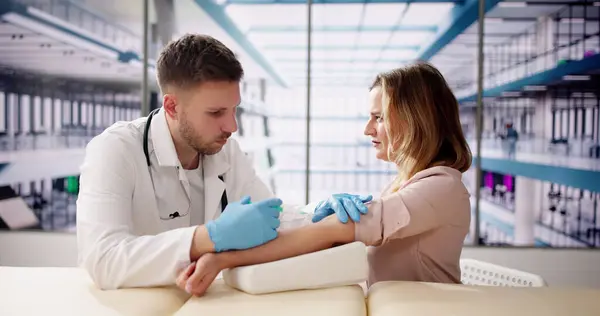 Krew Pacjenta Pobierana Przez Lekarza Ludzie Oddają Testują — Zdjęcie stockowe