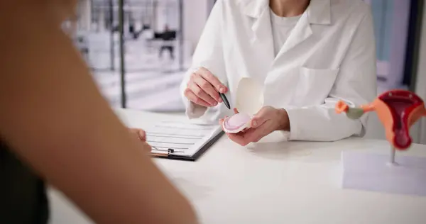 Ginecólogo Mostrando Diafragma Mujer Explicando Control Natalidad — Foto de Stock