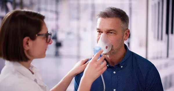 Kyslíková Maska Plicní Nemoc Fibrózu Man Inhaling — Stock fotografie