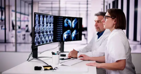Doctors Looking Mri Scan Computer Clinic — Stock Photo, Image