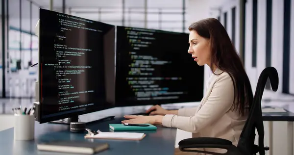 程序员 计算机上的女性编码 编码器女孩 免版税图库图片