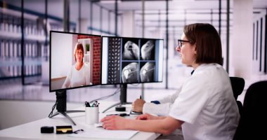 Genç erkek doktor reçete kol ağrısı olan kıdemli erkek hastaya verilmesi