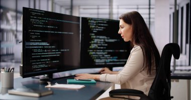 Programcı kadın bilgisayarda kodlanıyor. Yazılımcı Kız