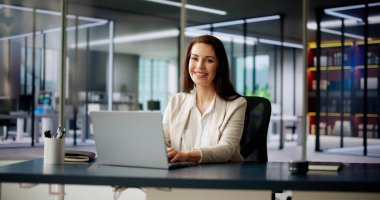 Ofisteki Bilgisayarda Mutlu İş Çalışanları Masaüstü