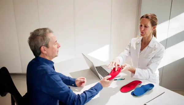 Dokter Ortopedi Dengan Pasien Konsul Sepatu Ortopedi — Stok Foto