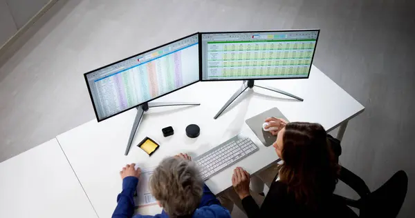 Prüfer Mitarbeiter Und Datenanalytiker Verwenden Computertabelle — Stockfoto