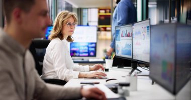 KPI İş Analitik Veri Kontrol Paneli. Analizci Bilgisayar Kullanıyor