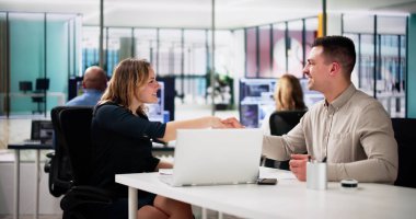 Ofisteki Personel Görüşmesi. Hukuk İşe Alma Toplantısı El sıkışması