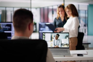 Toplantı odasında iş videosu konferansı çağrısı