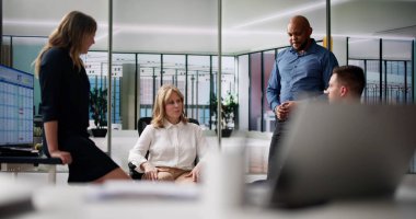 Ofiste İş Adamları Grubu. İşyeri Toplantısı