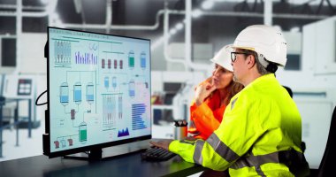 Elektronik Otomobil Fabrikasında Bilgisayar Kullanan Mühendis