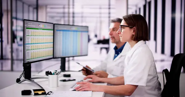Hospital Doctor Using Spreadsheet Billing Codes Desktop — Zdjęcie stockowe