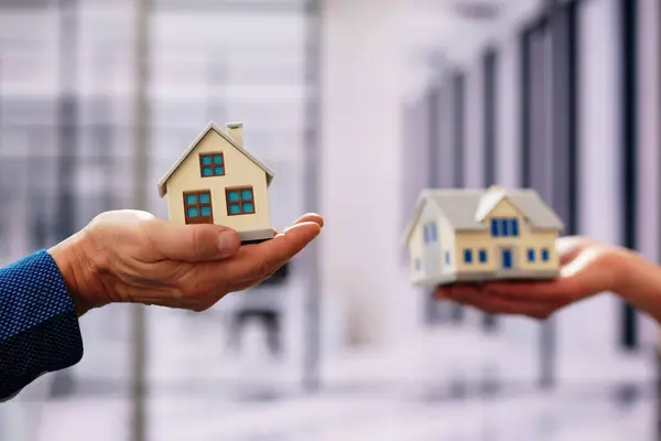 Hand House Swap Property Insurance Concept Stockfoto