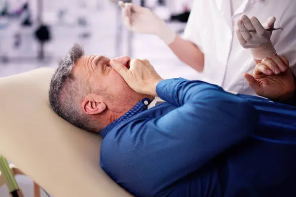 Φοβισμένος Ασθενής Στον Οδοντίατρο Οδοντόκρεμα Και Θεραπεία Δοντιών Εικόνα Αρχείου