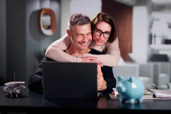 Happy Couple Doing Pensioen Financiering Plan Geld Budget Stockfoto