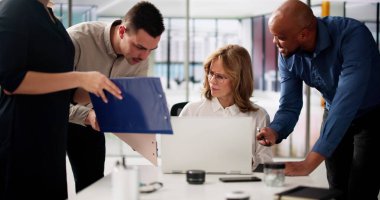 Ofisteki işyerinde stres. İş Başağrısı