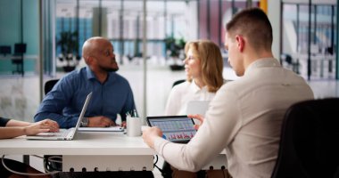 Tablet Bilgisayarda Öngörülebilir İş Analizleri. Analistler Grubu