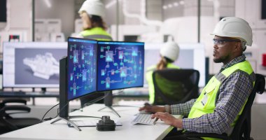 Mühendis Operatörleri Endüstriyel Santralde Scada Sistemi kullanıyor