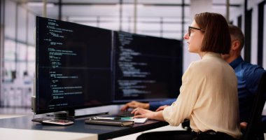 Kodlayıcı masadaki bilgisayarı kullanıyor. Web Geliştirici