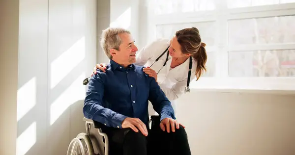 Krankenpfleger Arzt Und Glücklicher Älterer Patient — Stockfoto